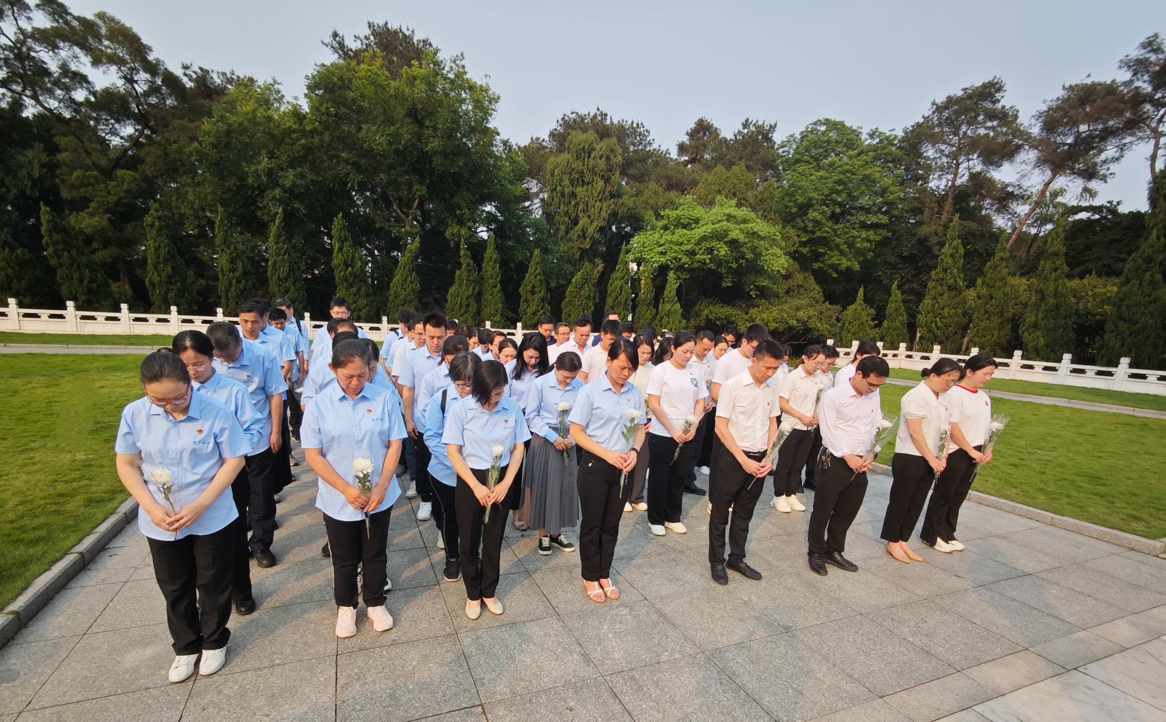 77779193永利官网党总支、南宁建康环保公司党支部 联合开展“学党史忆英烈 祭忠魂守初心” 主题党日活动