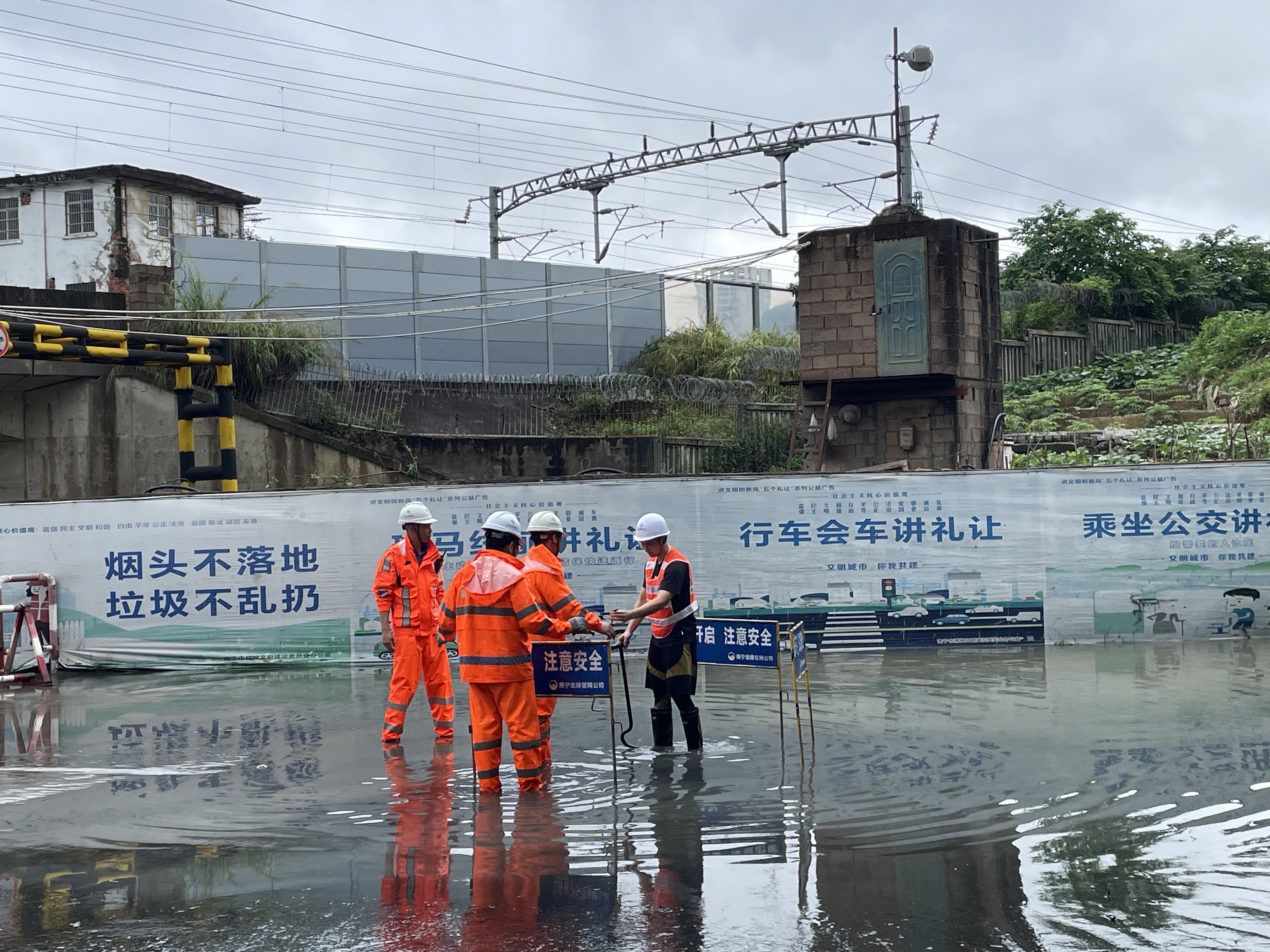 积极应对强降雨，77779193永利官网连夜出击排水抢险